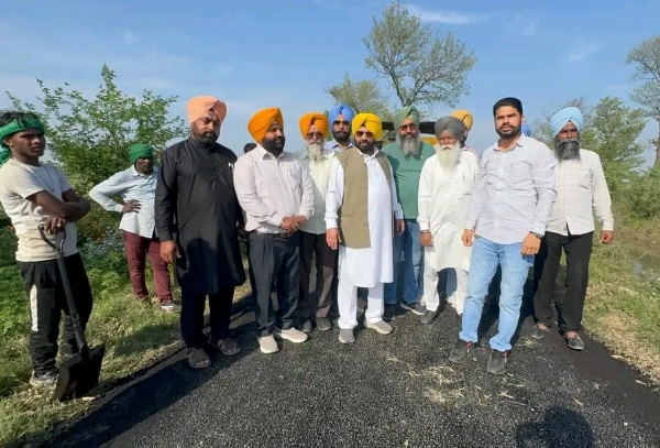 ਲੋਕ ਨਿਰਮਾਣ ਮੰਤਰੀ ਹਰਭਜਨ ਸਿੰਘ ਈਟੀਓ ਵੱਲੋਂ ਪਿੰਡ ਆਦੋਵਾਲੀ ਵਿਖੇ ਸੜਕ ਨੂੰ ਬਣਾਉਣ ਦਾ ਕੰਮ ਦਾ ਮੌਕੇ `ਤੇ ਜਾ ਕੇ ਨਿਰੀਖਣ ਕੀਤਾ ਗਿਆ।