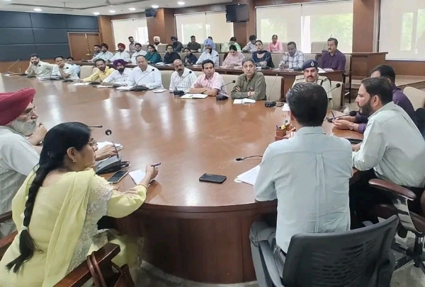 ਅਧਿਕਾਰੀਆਂ ਨਾਲ ਮੀਟਿੰਗ ਕਰਦੇ ਡਿਪਟੀ ਕਮਿਸ਼ਨਰ ਰਾਜੇਸ਼ ਧੀਮਾਨ ਅਧਿਕਾਰੀਆਂ ਨਾਲ ਮੀਟਿੰਗ ਕਰਦੇ ਡਿਪਟੀ ਕਮਿਸ਼ਨਰ ਰਾਜੇਸ਼ ਧੀਮਾਨ