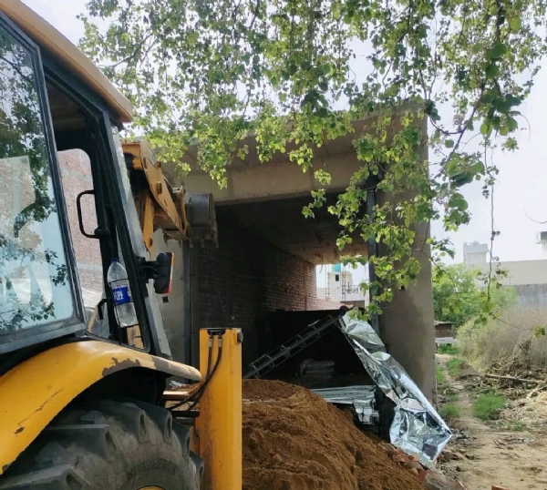 ਅਣਅਧਿਕਾਰਤ ਵਿਕਾਸ ਨੂੰ ਢਾਹੁੰਦੀ ਹੋਈ ਜੇਸੀਬੀ