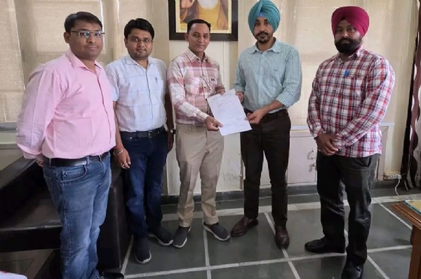 ਕੋਈ ਬਕਾਇਆ ਨਹੀਂ ਸਰਟੀਫਿਕੇਟ ਪੇਸ਼ ਕਰਦੇ ਜ਼ਿਲ੍ਹਾ ਮੈਨੇਜਰ ਪਨਗਰੇਨ ਸਰਤਾਜ ਸਿੰਘ ਚੀਮਾ