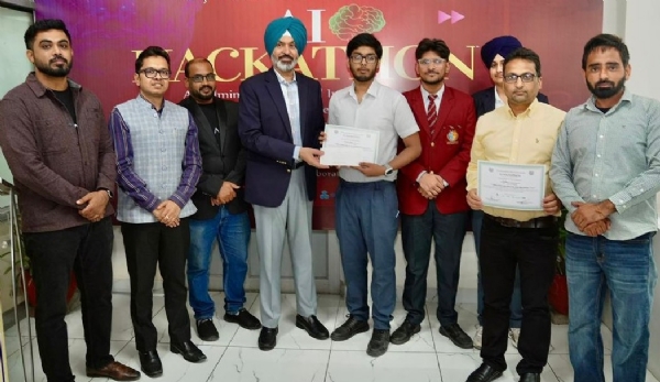 ਚੈਅਰਮੈਨ ਵੱਲੋਂ ਚੋਟੀ ਦੀਆਂ ਤਿੰਨ ਟੀਮਾਂ ਨੂੰ ਸਰਟੀਫਿਕੇਟਾਂ ਸਮੇਤ ਨਕਦ ਇਨਾਮ ਦਿੱਤੇ ਗਏ