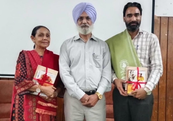 ਡਾਇਰੈਕਟਰ ਭਾਸ਼ਾ ਵਿਭਾਗ ਪੰਜਾਬ ਜਸਵੰਤ ਸਿੰਘ ਜ਼ਫ਼ਰ, ਕਹਾਣੀਕਾਰਾ ਗੁਰਮੀਤ ਪਨਾਗ ਤੇ ਡਾ. ਪਰਮਜੀਤ ਸਿੰਘ ਨੂੰ ਸਨਮਾਨਿਤ ਕਰਦੇ ਹੋਏ।