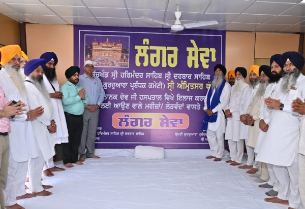 ਲੰਗਰ ਸੇਵਾ ਸ਼ੁਰੂ ਕਰਵਾਉਣ ਸਮੇਂ ਸ਼੍ਰੋਮਣੀ ਕਮੇਟੀ ਪ੍ਰਧਾਨ ਐਡਵੋਕੇਟ ਹਰਜਿੰਦਰ ਸਿੰਘ ਧਾਮੀ ਅਤੇ ਹੋਰ ਪਤਵੰਤੇ।