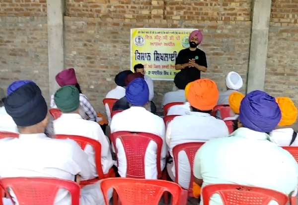 ਕਿਸਾਨਾਂ ਨੂੰ ਜਾਗਰੂਕ ਕਰਦੇ ਖੇਤੀਬਾੜੀ ਵਿਭਾਗ ਦੇ ਅਧਿਕਾਰੀ।