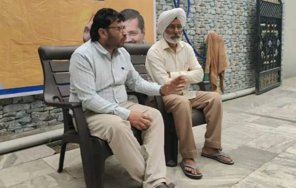 ਕੈਬਨਿਟ ਮੰਤਰੀ ਡਾ. ਰਵਜੋਤ ਸਿੰਘ ਪਿੰਡ ਵਾਸੀਆਂ ਨਾਲ ਗੱਲਬਾਤ ਕਰਦੇ