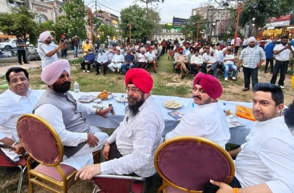 ਲੋਕਾਂ ਨਾਲ ਗੱਲਬਾਤ ਕਰਦੇ ਵਿਧਾਇਕ ਕੁਲਵੰਤ ਸਿੰਘ ਸਿੱਧੂ