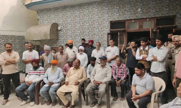 ਕੈਬਨਿਟ ਮੰਤਰੀ ਡਾ. ਰਵਜੋਤ ਸਿੰਘ ਪਿੰਡ ਵਾਸੀਆਂ ਨਾਲ ਗੱਲਬਾਤ ਕਰਦੇ