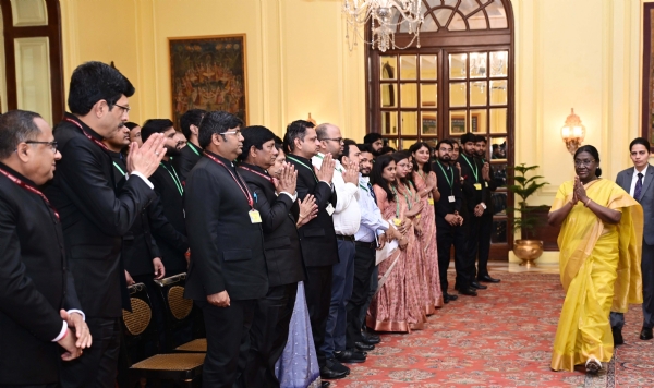 ਰਾਸ਼ਟਰਪਤੀ ਦ੍ਰੋਪਦੀ ਮੁਰਮੂ ਸ਼ੁੱਕਰਵਾਰ ਨੂੰ ਰਾਸ਼ਟਰਪਤੀ ਭਵਨ ਵਿਖੇ ਕੇਂਦਰੀ ਬਿਜਲੀ ਇੰਜੀਨੀਅਰਿੰਗ ਸੇਵਾ (ਸੀਪੀਈਐਸ) ਅਤੇ ਭਾਰਤੀ ਆਰਥਿਕ ਸੇਵਾ (ਆਈਈਐਸ) ਦੇ ਅਧਿਕਾਰੀਆਂ ਨਾਲ ਮੁਲਾਕਾਤ ਕਰਦੇ ਹੋਏ।