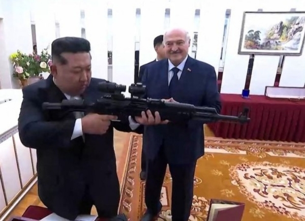 ਬੇਲਾਰੂਸ ਦੇ ਰਾਸ਼ਟਰਪਤੀ ਅਲੈਗਜ਼ੈਂਡਰ ਲੁਕਾਸੈਂਕੋ ਨੇ ਵੀਰਵਾਰ ਨੂੰ ਪਿਓਂਗਯਾਂਗ ਵਿੱਚ ਉੱਤਰੀ ਕੋਰੀਆਈ ਨੇਤਾ ਕਿਮ ਜੋਂਗ ਉਨ ਨੂੰ ਰਾਈਫਲ ਭੇਟ ਕੀਤੀ। ਕਿਮ ਨੇ ਰਾਈਫਲ ਫੜੀ ਹੋਈ ਹੈ। ਬੇਲਾਰੂਸ ਦੇ ਰਾਸ਼ਟਰਪਤੀ ਅਲੈਗਜ਼ੈਂਡਰ ਲੁਕਾਸੈਂਕੋ ਨੇ ਵੀਰਵਾਰ ਨੂੰ ਪਿਓਂਗਯਾਂਗ ਵਿੱਚ ਉੱਤਰੀ ਕੋਰੀਆਈ ਨੇਤਾ ਕਿਮ ਜੋਂਗ ਉਨ ਨੂੰ ਰਾਈਫਲ ਭੇਟ ਕੀਤੀ। ਕਿਮ ਨੇ ਰਾਈਫਲ ਫੜੀ ਹੋਈ ਹੈ।