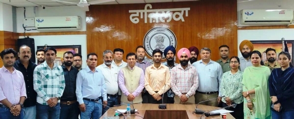 ਪ੍ਰੋਗਰਾਮ ’ਚ ਸ਼ਾਮਲ ਪ੍ਰਬੰਧਕ, ਪਤਵੰਤੇ ਅਤੇ ਭਾਗੀਦਾਰ। ਪ੍ਰੋਗਰਾਮ ’ਚ ਸ਼ਾਮਲ ਪ੍ਰਬੰਧਕ, ਪਤਵੰਤੇ ਅਤੇ ਭਾਗੀਦਾਰ।