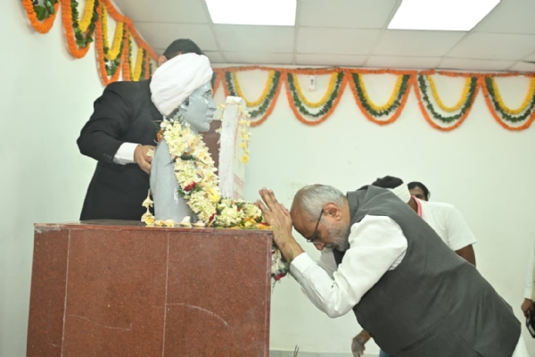 ਉਪ ਰਾਸ਼ਟਰਪਤੀ ਬਿਰਸਾ ਮੁੰਡਾ ਨੂੰ ਸ਼ਰਧਾਂਜਲੀ ਭੇਟ ਕਰਦੇ ਹੋਏ