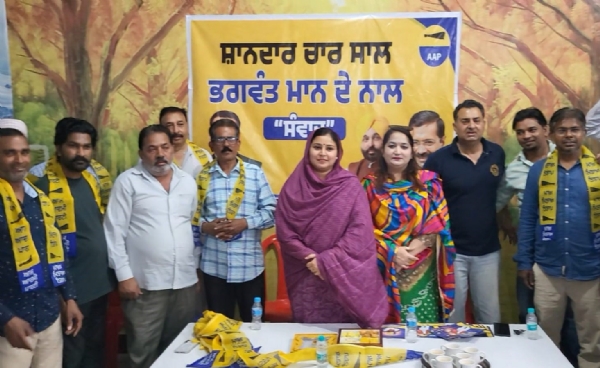 ਖੁਸ਼ਬੂ ਸਵਨਾ ਦੀ ਅਗਵਾਈ ਹੇਠ ਵਾਰਡ ਨੰਬਰ 15 ਤੋਂ ਪ੍ਰਜਾਪਤ ਪ੍ਰਧਾਨ ਮੋਹਨ ਲਾਲ ਟੀਮ ਸਮੇਤ ‘ਆਪ’ ਵਿੱਚ ਸ਼ਾਮਿਲ ਹੋਏ।