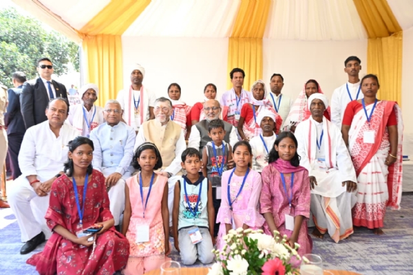 ਉਪ ਰਾਸ਼ਟਰਪਤੀ ਦੀ ਰਾਜਪਾਲ, ਮੰਤਰੀਆਂ ਅਤੇ ਹੋਰਾਂ ਨਾਲ ਫੋਟੋ।