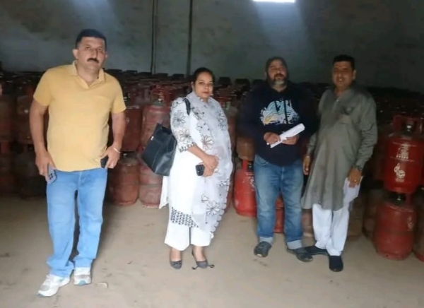 ਕਾਲਾਬਜ਼ਾਰੀ ਨੂੰ ਰੋਕਣ ਲਈ ਗੈਸ ਏਜੰਸੀ ਦੀ ਅਚਨਚੇਤ ਚੈਕਿੰਗ ਕਰਦੀ ਪ੍ਰਸ਼ਾਸਨਿਕ ਟੀਮ ਕਾਲਾਬਜ਼ਾਰੀ ਨੂੰ ਰੋਕਣ ਲਈ ਗੈਸ ਏਜੰਸੀ ਦੀ ਅਚਨਚੇਤ ਚੈਕਿੰਗ ਕਰਦੀ ਪ੍ਰਸ਼ਾਸਨਿਕ ਟੀਮ