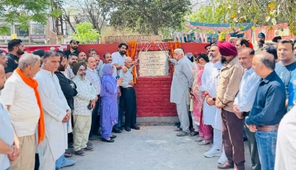 ਬਟਾਲਾ ’ਚ ਨਹਿਰੂ ਗੇਟ ਪੁਰਾਣੀ ਸਬਜੀ ਮੰਡੀ ਦੇ ਸਾਹਮਣੇ ਮੁਹੱਲਾ ਕਲੀਨਿਕ ਦਾ ਉਦਘਾਟਨ
