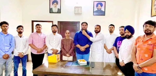 ਰਾਜਦੀਪ ਸਿੰਘ ਸਾਹੂ ਦਾ ਐਸਓਆਈ ਬਠਿੰਡਾ ਪ੍ਰਧਾਨ ਨਿਯੁਕਤ ਹੋਣ ’ਤੇ ਮੂੰਹ ਮਿੱਠਾ ਕਰਵਾਉਂਦੇ ਬਬਲੀ ਢਿੱਲੋਂ