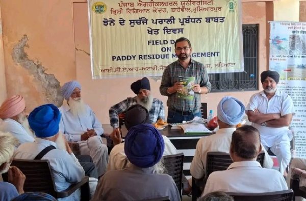 ਕਿਸਾਨਾਂ ਨੂੰ ਜਾਣਕਾਰੀ ਦਿੰਦੇ ਕ੍ਰਿਸ਼ੀ ਵਿਗਿਆਨ ਕੇਂਦਰ ਦੇ ਕਰਮਚਾਰੀ