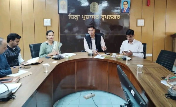 ਮੀਟਿੰਗ ਕਰਦੇ ਡਿਪਟੀ ਕਮਿਸ਼ਨਰ ਰੂਪਨਗਰ ਅਦਿੱਤਿਆ ਡੇਚਲਵਾਲ