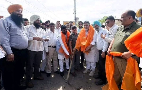 ਵਿਕਾਸ ਕਾਰਜਾਂ ਦੀ ਸ਼ੁਰੂਆਤ ਕਰਵਾਉਂਦੇ ਵਿਧਾਇਕ ਅਸ਼ੋਕ ਪਰਾਸ਼ਰ ਪੱਪੀ। ਵਿਕਾਸ ਕਾਰਜਾਂ ਦੀ ਸ਼ੁਰੂਆਤ ਕਰਵਾਉਂਦੇ ਵਿਧਾਇਕ ਅਸ਼ੋਕ ਪਰਾਸ਼ਰ ਪੱਪੀ।