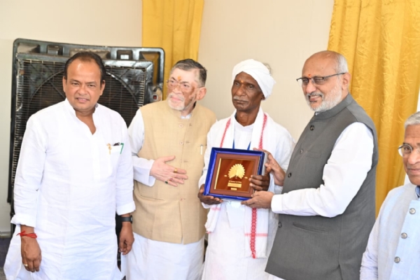 ਉਪ ਰਾਸ਼ਟਰਪਤੀ, ਰਾਜਪਾਲ, ਮੰਤਰੀ ਅਤੇ ਭਗਵਾਨ ਬਿਰਸਾ ਦੇ ਵੰਸ਼ਜ