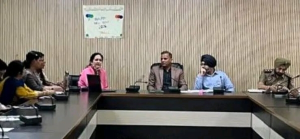 ਖ਼ੁਰਾਕ ਸੁਰੱਖਿਆ ਸਬੰਧੀ ਜ਼ਿਲ੍ਹਾ ਪੱਧਰੀ ਕਮੇਟੀ ਦੀ ਮੀਟਿੰਗ ਨੂੰ ਸੰਬੋਧਨ ਕਰਦੇ ਹੋਏ ਵਧੀਕ ਡਿਪਟੀ ਕਮਿਸ਼ਨਰ (ਜ) ਸੁਰਿੰਦਰ ਸਿੰਘ।