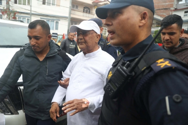 ਓਲੀ ਨੂੰ ਹਸਪਤਾਲ ਲਿਜਾਂਦੇ ਸੁਰੱਖਿਆ ਬਲ