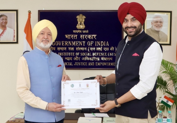 ਡੀ.ਬੀ. ਯੂ ਦੇ ਚਾਂਸਲਰ ਡਾ. ਜ਼ੋਰਾ ਸਿੰਘ ਨੂੰ ਸਨਮਾਨਤ ਕਰਦੇ ਹੋਏ ਰਾਸ਼ਟਰੀ ਸਮਾਜਿਕ ਰੱਖਿਆ ਸੰਸਥਾ ਦੇ ਮੈਂਬਰ ਸੁਖਵਿੰਦਰ ਸਿੰਘ ਬਿੰਦਰਾ