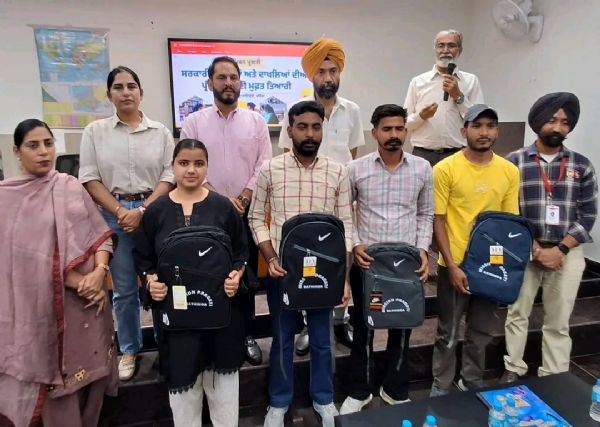 ਡੀ.ਆਈ.ਜੀ ਹਰਜੀਤ ਸਿੰਘ, ਡਿਪਟੀ ਕਮਿਸ਼ਨਰ ਰਾਜੇਸ਼ ਧੀਮਾਨ ਅਤੇ ਐਸ.ਐਸ.ਪੀ. ਡਾ. ਜੋਤੀ ਯਾਦਵ ਨੇ ਚੁਣੇ ਗਏ ਵਿਦਿਆਰਥੀਆਂ ਦਾ ਸਨਮਾਨ ਕੀਤਾ। ਡੀ.ਆਈ.ਜੀ ਹਰਜੀਤ ਸਿੰਘ, ਡਿਪਟੀ ਕਮਿਸ਼ਨਰ ਰਾਜੇਸ਼ ਧੀਮਾਨ ਅਤੇ ਐਸ.ਐਸ.ਪੀ. ਡਾ. ਜੋਤੀ ਯਾਦਵ ਨੇ ਚੁਣੇ ਗਏ ਵਿਦਿਆਰਥੀਆਂ ਦਾ ਸਨਮਾਨ ਕੀਤਾ।