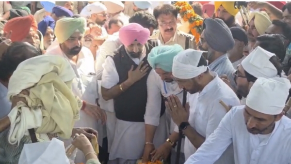 ਆਮ ਆਦਮੀ ਪਾਰਟੀ ਦੀ ਤਰਫ਼ੋਂ ਰੀਥ ਰੱਖਦੇ ਹੋਏ ਸਾਬਕਾ ਚੇਅਰਮੈਨ ਰਣਜੋਧ ਸਿੰਘ ਹਡਾਣਾ ਅਤੇ ਨਾਭਾ ਦੇ ਵਿਧਾਇਕ ਗੁਰਦੇਵ ਸਿੰਘ ਦੇਵ ਮਾਨ।