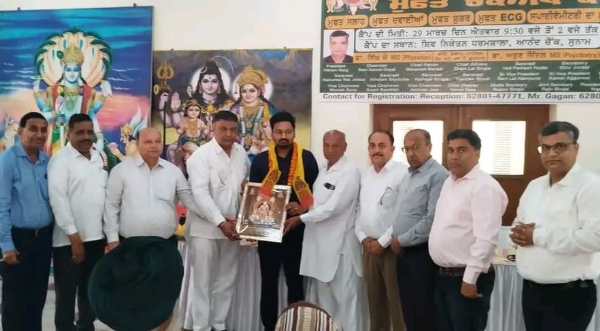 ਕੈਂਪ ਦੌਰਾਨ ਪਤਵੰਤਿਆਂ ਦਾ ਸਨਮਾਨ ਕਰਦੇ ਪ੍ਰਬੰਧਕ।