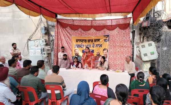 ਸੰਬੋਧਨ ਕਰਦੇ ਹੋਏ ਖੁਸ਼ਬੂ ਸਵਨਾ ਸੰਬੋਧਨ ਕਰਦੇ ਹੋਏ ਖੁਸ਼ਬੂ ਸਵਨਾ