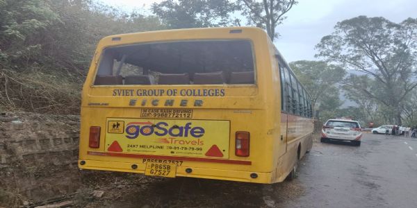ਬ੍ਰੇਕ ਫੇਲ੍ਹ ਹੋਣ ਕਾਰਨ ਪਹਾੜ ਨਾਲ ਟਕਰਾਈ ਨਿੱਜੀ ਬੱਸ, 20 ਵਿਦਿਆਰਥੀ ਜ਼ਖਮੀ