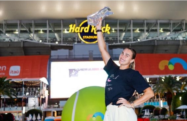 ਮਿਆਮੀ ਓਪਨ ਟਰਾਫੀ ਦੇ ਨਾਲ ਆਰਿਆਨਾ ਸਬਾਲੇਂਕਾ