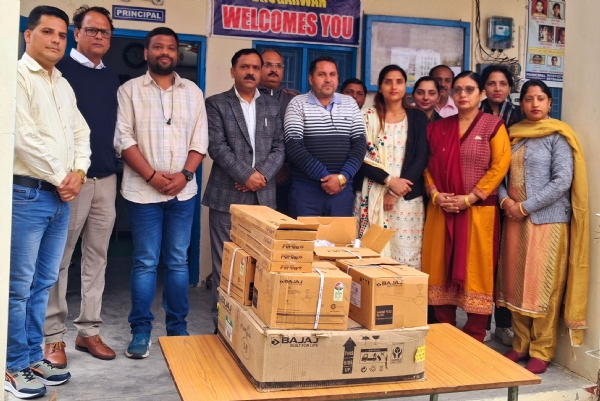 ਸਕੂਲ ਨੂੰ ਸੀਲਿੰਗ ਫੈਨ ਭੇਟ ਕਰਦੇ ਭਾਖੜਾ ਬਿਆਸ ਪ੍ਰਬੰਧ ਬੋਰਡ ਤਲਵਾੜਾ ਦੇ ਨੁਮਾਇੰਦੇ ਸਕੂਲ ਨੂੰ ਸੀਲਿੰਗ ਫੈਨ ਭੇਟ ਕਰਦੇ ਭਾਖੜਾ ਬਿਆਸ ਪ੍ਰਬੰਧ ਬੋਰਡ ਤਲਵਾੜਾ ਦੇ ਨੁਮਾਇੰਦੇ