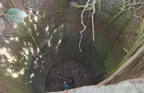 ਖੂਹ ਵਿੱਚ ਡਿੱਗੇ ਨੌਜਵਾਨ ਦਾ ਰੈਸਕਿਊ ਕਰਦੇ ਪਿੰਡ ਵਾਸੀ।