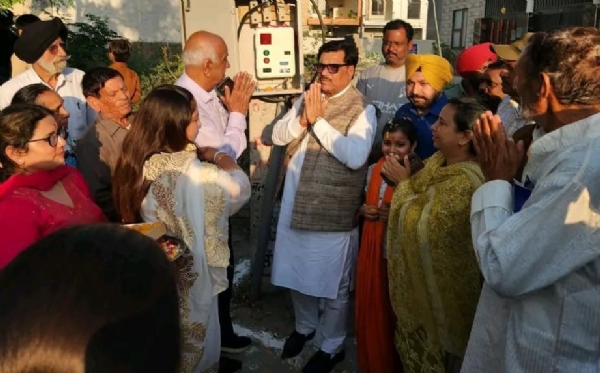 ਵਾਰਡ 66 ’ਚ ਟਿਊਬਵੈੱਲ ਦਾ ਉਦਘਾਟਨ ਕਰਨ ਸਮੇਂ ਵਿਧਾਇਕ ਚੌਧਰੀ ਮਦਨ ਲਾਲ ਬੱਗਾ