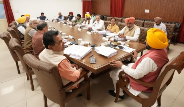 ਮੀਟਿੰਗ ਕਰਦੇ ਹੋਏ ਮੁੱਖ ਮੰਤਰੀ ਭਗਵੰਤ ਮਾਨ ਅਤੇ ਮੰਤਰੀ