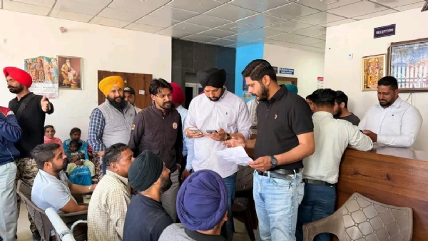 ਲੋਕ ਮਿਲਣੀ ਦੌਰਾਨ ਲੋਕਾਂ ਦੀਆਂ ਮੁਸ਼ਕਿਲਾਂ ਸੁਣਦੇ ਵਿਧਾਇਕ ਸ਼ੈਰੀ ਕਲਸੀ