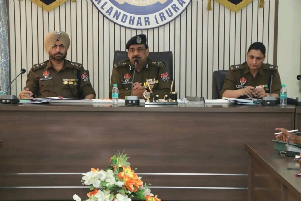 ਮੀਟਿੰਗ ਕਰਦੇ ਐਮ.ਐਫ. ਫਾਰੂਕੀ, ਆਈਪੀਐਸ, ਏਡੀਜੀਪੀ ਐਸਏਪੀ ਜਲੰਧਰ,