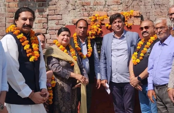 ਗਲੀਆਂ ਦੇ ਨਿਰਮਾਣ ਕਾਰਜ ਦੀ ਸ਼ੁਰੂਆਤ ਕਰਾਵਉਂਦੇ ਵਿਧਾਇਕ ਬ੍ਰਮ ਸ਼ੰਕਰ ਜਿੰਪਾ