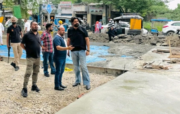 ਜਲੰਧਰ ਰੋਡ ਵਾਲੀ ਸੜਕ ਦਾ ਨਿਰਾਮਣ ਕਾਰਜ ਤੇਜ਼ ਗਤੀ ਨਾਲ ਜਾਰੀ ਜਲੰਧਰ ਰੋਡ ਵਾਲੀ ਸੜਕ ਦਾ ਨਿਰਾਮਣ ਕਾਰਜ ਤੇਜ਼ ਗਤੀ ਨਾਲ ਜਾਰੀ