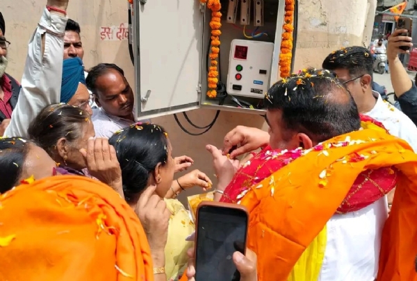 ਨਵੇਂ ਟਿਊਬਵੈਲ ਦਾ ਉਦਘਾਟਨ ਕਰਦੇ ਵਿਧਾਇਕ ਅਸ਼ੋਕ ਪਰਾਸ਼ਰ ਪੱਪੀ ਅਤੇ ਹੋਰ।