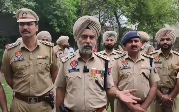 ਗੱਲਬਾਤ ਕਰਦੇ ਐੱਸ.ਐੱਸ.ਪੀ. ਗੁਰਮੀਤ ਸਿੰਘ ਗੱਲਬਾਤ ਕਰਦੇ ਐੱਸ.ਐੱਸ.ਪੀ. ਗੁਰਮੀਤ ਸਿੰਘ