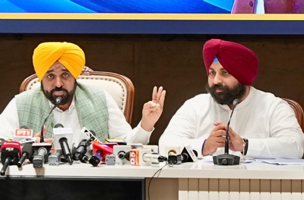 ਸੰਬੋਧਨ ਕਰਦੇ ਮੁੱਖ ਮੰਤਰੀ ਭਗਵੰਤ ਮਾਨ ਅਤੇ ਨਾਲ ਸਿੱਖਿਆ ਮੰਤਰੀ ਹਰਜੋਤ ਸਿੰਘ ਬੈਂਸ