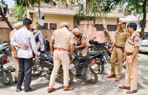 ਕੋਰਟ ਕੰਪਲੈਕਸ ’ਚ ਤਲਾਸ਼ੀ ਮੁਹਿੰਮ ਸਮੇਂ ਫਾਜ਼ਿਲਕਾ ਪੁਲਿਸ ਕੋਰਟ ਕੰਪਲੈਕਸ ’ਚ ਤਲਾਸ਼ੀ ਮੁਹਿੰਮ ਸਮੇਂ ਫਾਜ਼ਿਲਕਾ ਪੁਲਿਸ