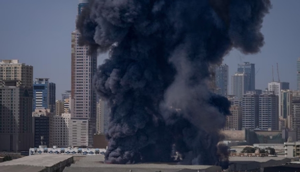 ਈਰਾਨੀ ਹਮਲੇ ਤੋਂ ਬਾਅਦ ਕੁਵੈਤ ਦੇ ਬਿਜਲੀ ਅਤੇ ਪਾਣੀ ਦੇ ਡੀਸੈਲੀਨੇਸ਼ਨ ਪਲਾਂਟ ਤੋਂ ਧੂੰਆਂ ਉੱਠ ਰਿਹਾ ਹੈ। ਫੋਟੋ: ਇੰਟਰਨੈੱਟ ਮੀਡੀਆ