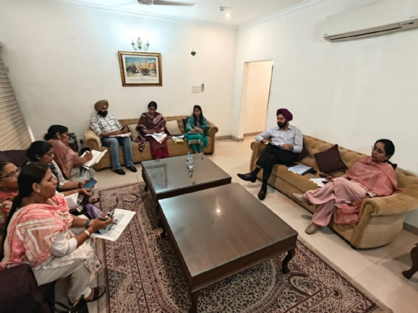 ਦਿਵਿਆਂਗ ਯੂਨੀਅਨਾਂ ਅਤੇ ਆਂਗਣਵਾੜੀ ਵਰਕਰਾਂ ਤੇ ਹੈਲਪਰਾਂ ਦੀਆਂ ਯੂਨੀਅਨਾਂ ਨਾਲ ਮੀਟਿੰਗ ਕਰਦੇ ਹੋਏ ਡਾ. ਬਲਜੀਤ ਕੌਰ