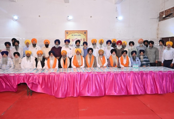 ਸ਼੍ਰੋਮਣੀ ਕਮੇਟੀ ਦੇ ਸੇਵਾ ਮੁਕਤ ਮੁਲਾਜ਼ਮਾਂ ਨੂੰ ਭਲਾਈ ਫੰਡ ਸਕੀਮ ਤਹਿਤ ਸਨਮਾਨਿਤ ਕਰਨ ਤੋਂ ਬਾਅਦ ਦੀ ਯਾਦਗਾਰੀ ਤਸਵੀਰ।