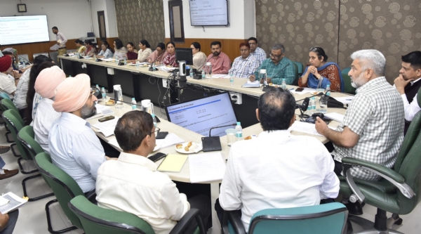 ਮੀਟਿੰਗ ਸਮੇਂ ਅਧਿਕਾਰੀਆਂ ਨੂੰ ਨਿਰਦੇਸ਼ ਦਿੰਦੇ ਮੰਤਰੀ ਲਾਲ ਚੰਦ ਕਟਾਰੂਚੱਕ