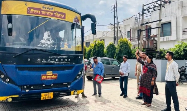 ਧਾਰਮਿਕ ਸਥਾਨਾਂ ਦੇ ਦਰਸ਼ਨਾਂ ਲਈ ਰਵਾਨਾ ਕਰਦੇ ਹੋਏ ਵਿਧਾਇਕਾ ਰਾਜਿੰਦਰ ਪਾਲ ਛੀਨਾ।